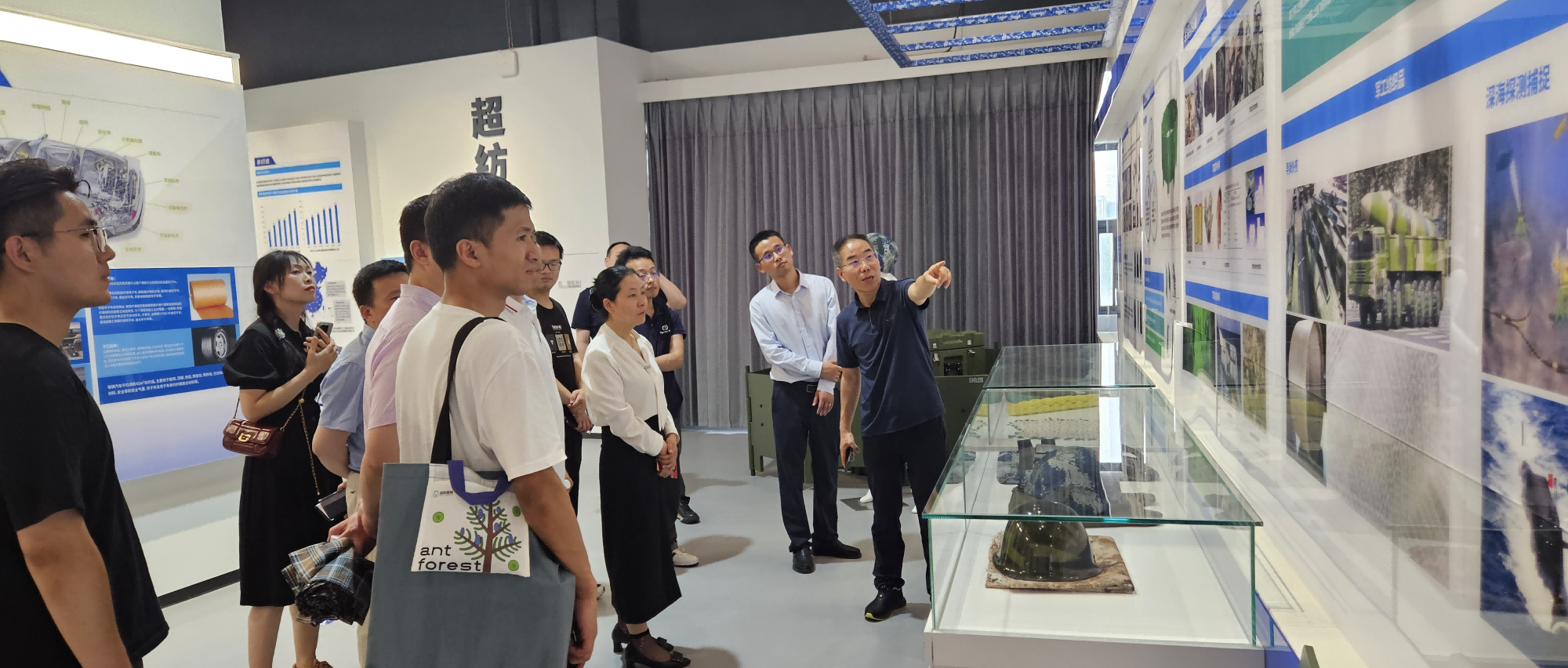 中南医院参观U乐国际·集团医疗创新研究院合作高校武汉纺织大学，共探医纺结合创新之路